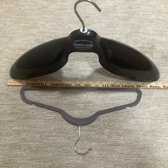 Shoulder saver, ventilator, drying, and storage hanger for motorcycle suits etc. - Picture 4 of 5